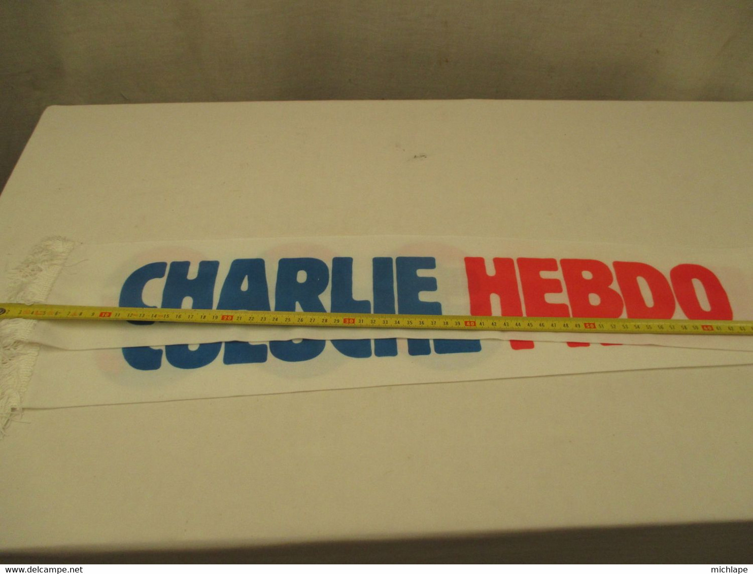 écharpe CHARLIE - EBDO - COLUCHE PRESIDENT - tissus soyeux long. 135 cm sur 12 cm état neuf