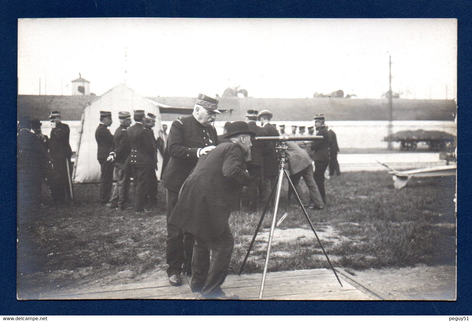 Carte-photo. Le Creusot. Etablissements Schneider. Visite Des Officiers De L'Artillerie - Manoeuvres