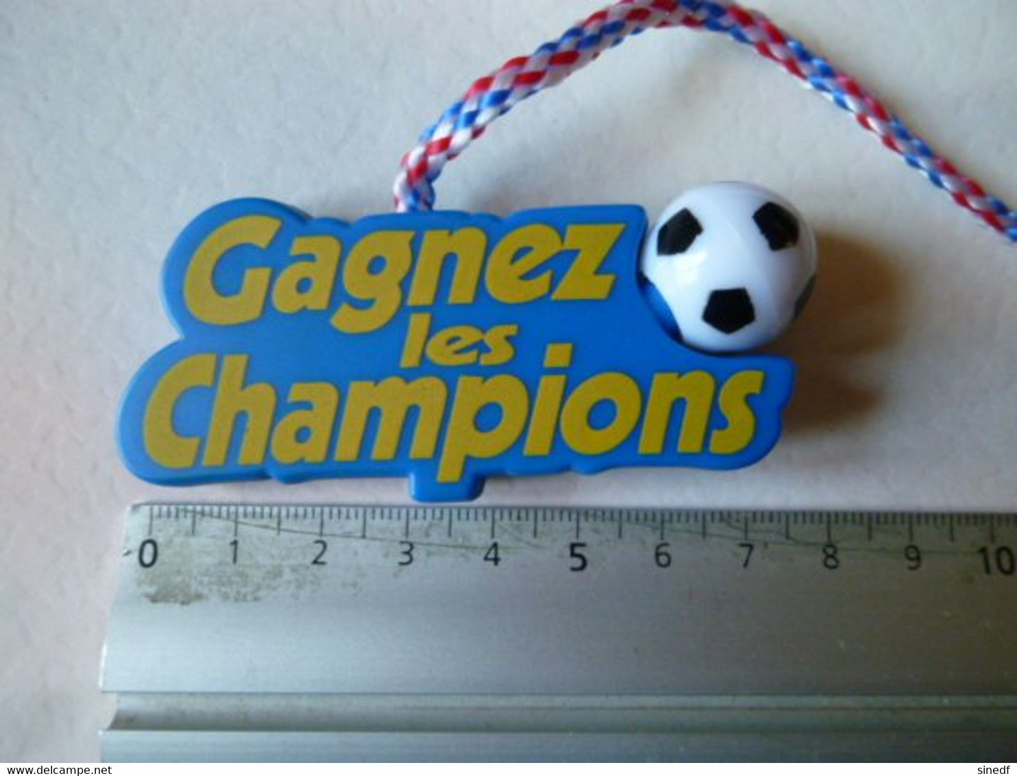 Objet Publicité KINDER  GAGNEZ LES CHAMPIONS Football Ballon Crayon Stylo - Other & Unclassified