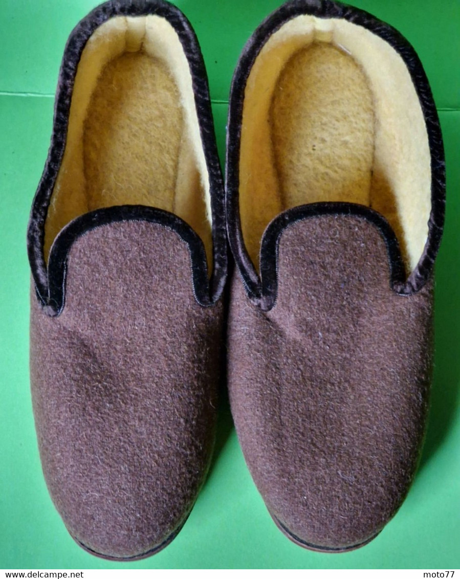Lot 2 Paires Anciens CHAUSSONS Feutre Cuir Plastique - Chaussures "NEUF De STOCK" - Tailles 40 Et 41 - Vers 1950 - Shoes