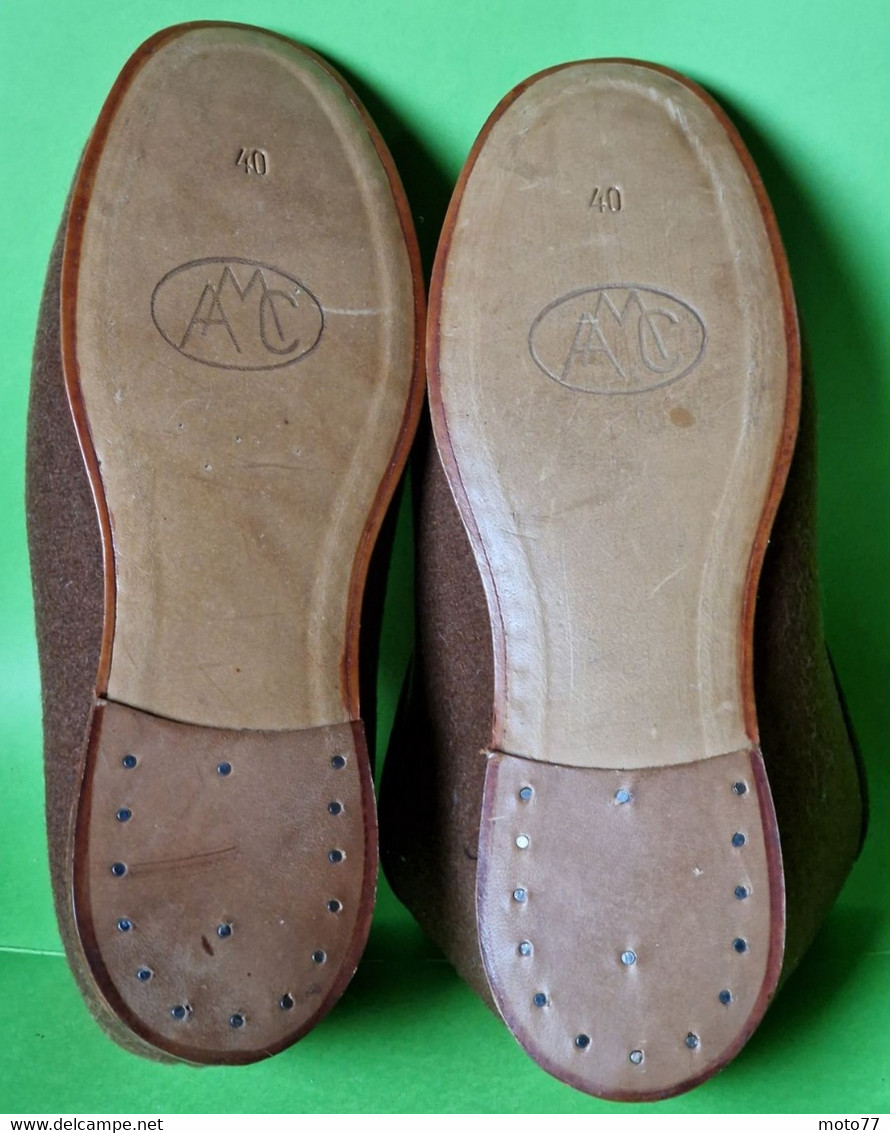 Lot 2 Paires anciens CHAUSSONS feutre cuir plastique - chaussures "NEUF de STOCK" - tailles 40 et 41 - vers 1950