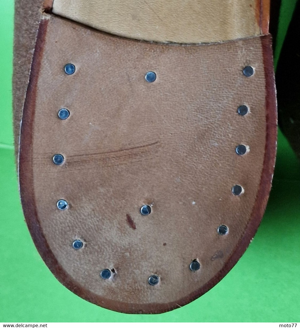 Lot 2 Paires anciens CHAUSSONS feutre cuir plastique - chaussures "NEUF de STOCK" - tailles 40 et 41 - vers 1950
