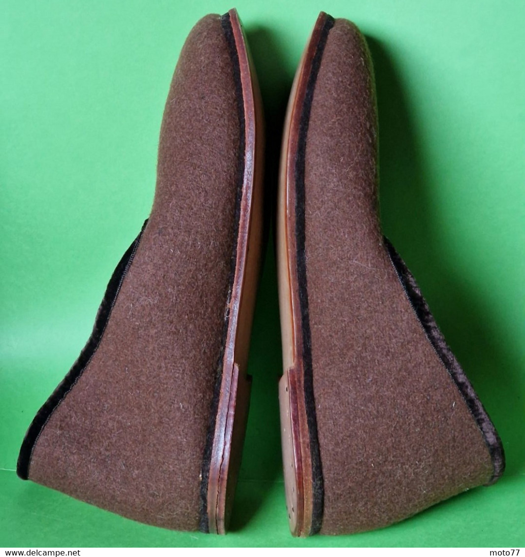 Lot 2 Paires anciens CHAUSSONS feutre cuir plastique - chaussures "NEUF de STOCK" - tailles 40 et 41 - vers 1950