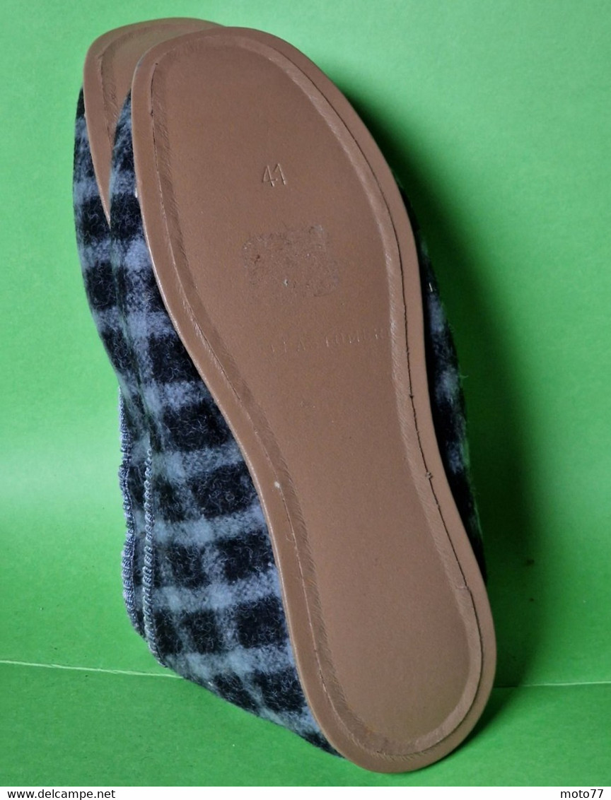 Lot 2 Paires anciens CHAUSSONS feutre cuir plastique - chaussures "NEUF de STOCK" - tailles 40 et 41 - vers 1950