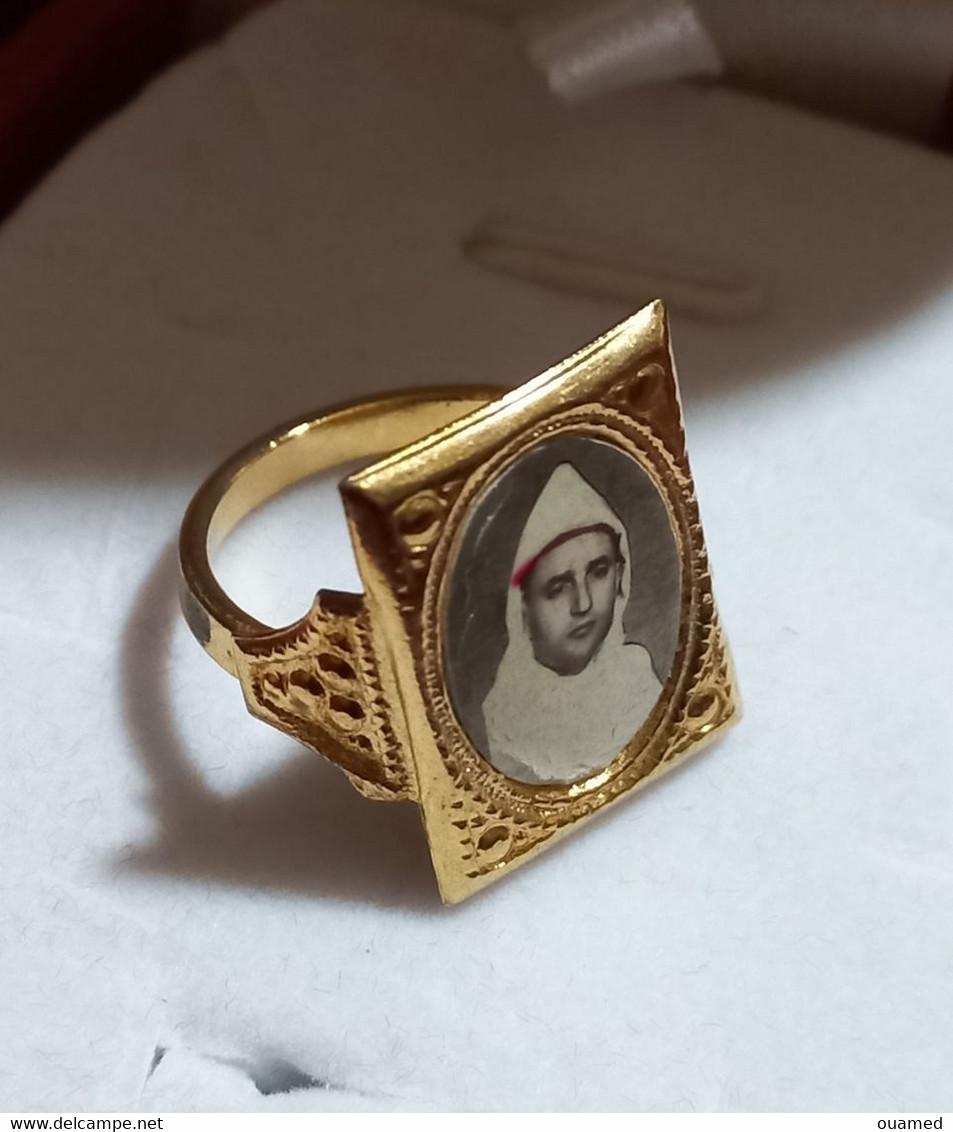 Bague "dorée" Commémorant La Visite Royale Effectuée Par Feu Le Sultan Mohammed V à Tanger En 1947 - Anelli