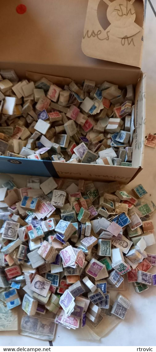 Boite De Chaussures Remplie Avec Dizaines De Milliers De Timbres - Kilowaar (min. 1000 Zegels)