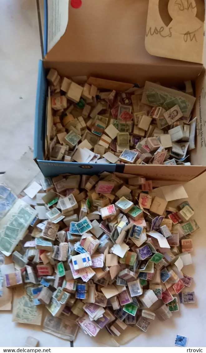 Boite De Chaussures Remplie Avec Dizaines De Milliers De Timbres - Kilowaar (min. 1000 Zegels)