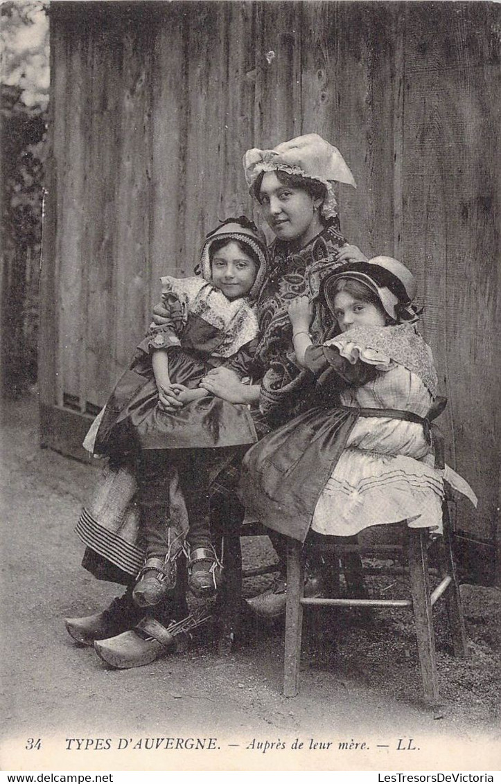 CPA France - Puy De Dôme - Types D'Auvergne - Auprès De Leur Mère - L. L. - Costumes - Familles - Robe - Sabots - Auvergne Types D'Auvergne