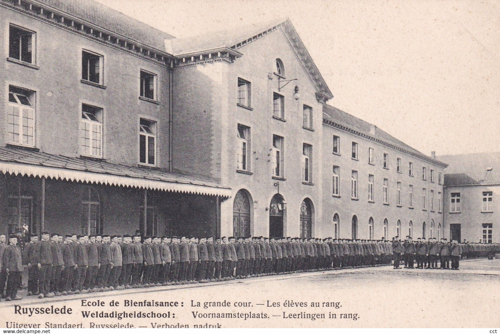 Ruysselede  Ruiselede   Ecole De Bienfaisance  La Grande Cour  Les élèves Au Rang - Ruiselede