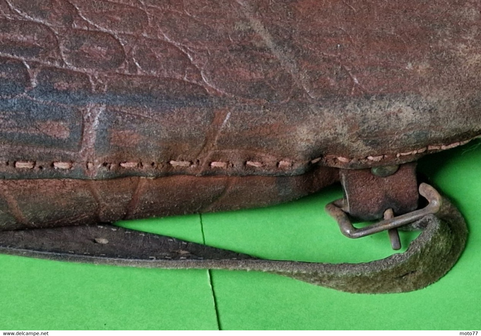 Ancien SAC D'école En CUIR épais "cavalier" 2 Poches - Dessin Façon Croco - Utilisation Durant 2 Générations -Vers 1940 - Leather Goods 