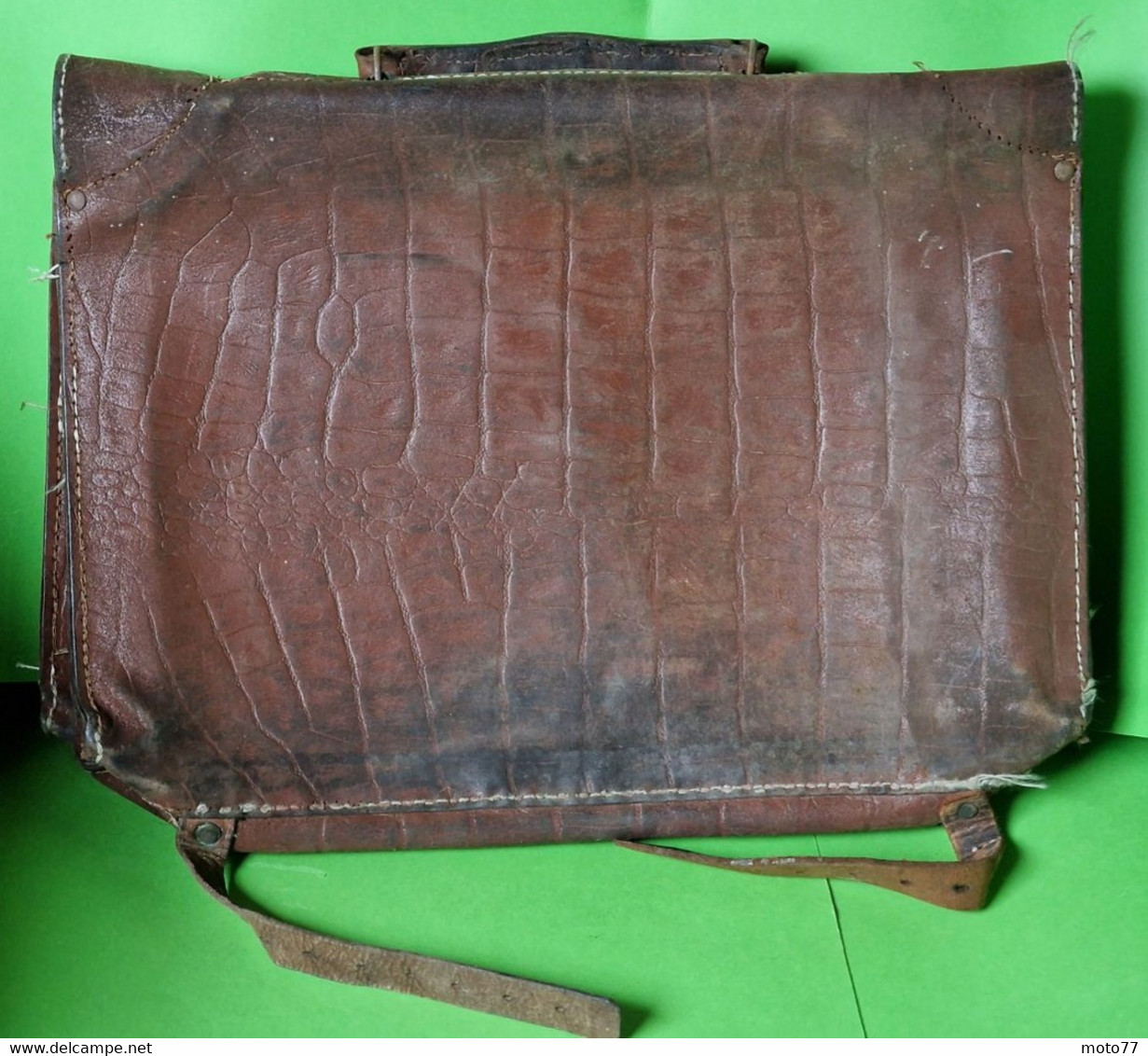 Ancien SAC D'école En CUIR épais "cavalier" 2 Poches - Dessin Façon Croco - Utilisation Durant 2 Générations -Vers 1940 - Lederwaren