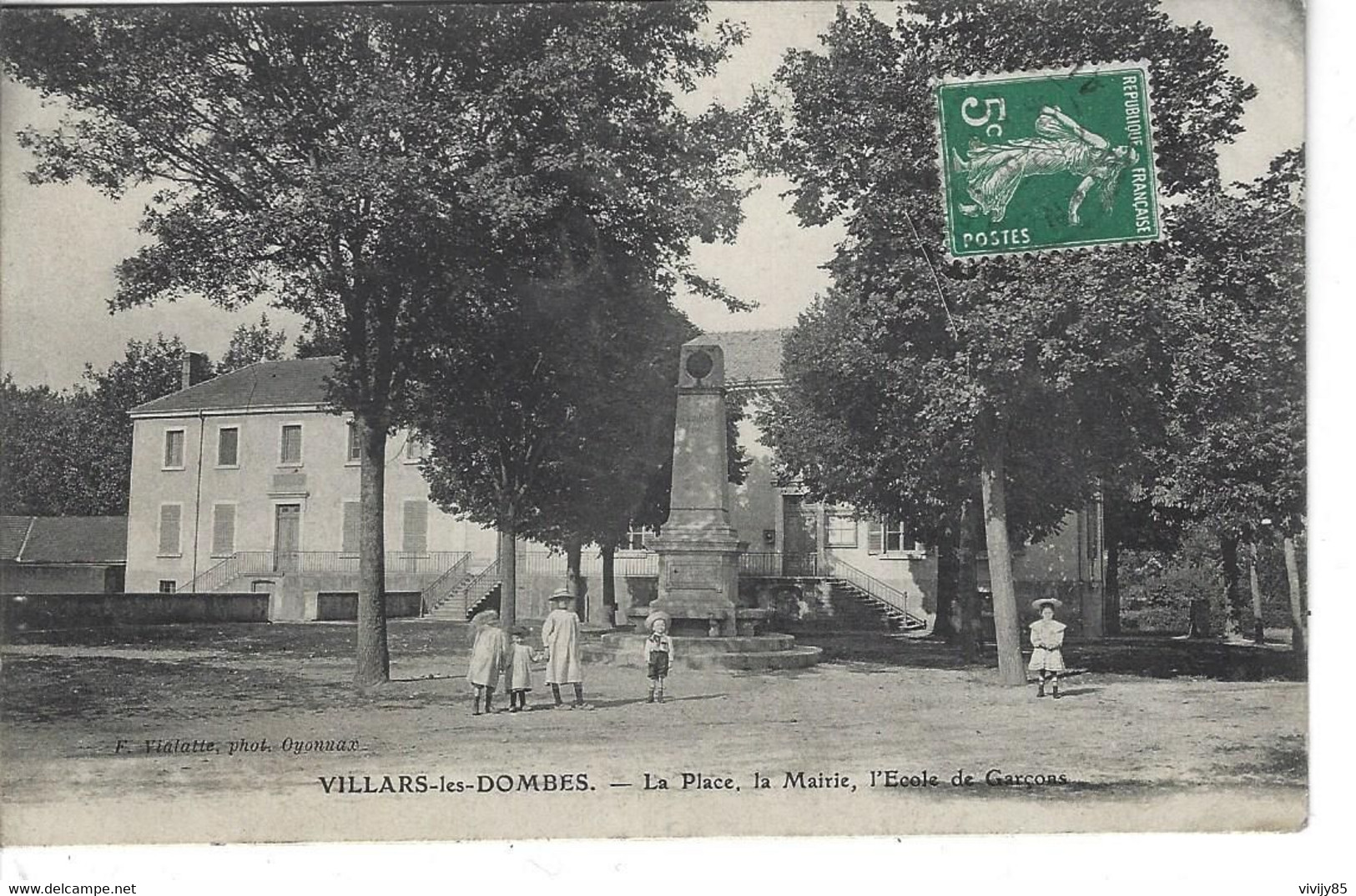 01 - VILLARS LES DOMBES - T.Belle Vue Animée De La Place , La Mairie , L'Ecole Des Garçons - Villars-les-Dombes