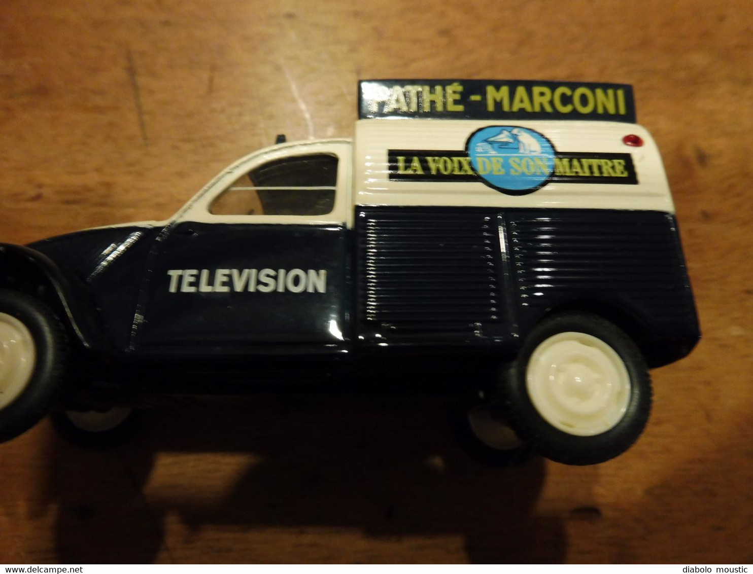 Modèle réduit 1/43e  CITROËN 2CV AZU  à l'enseigne de PATHE-MARCONI La voix de son maître (Télévision)