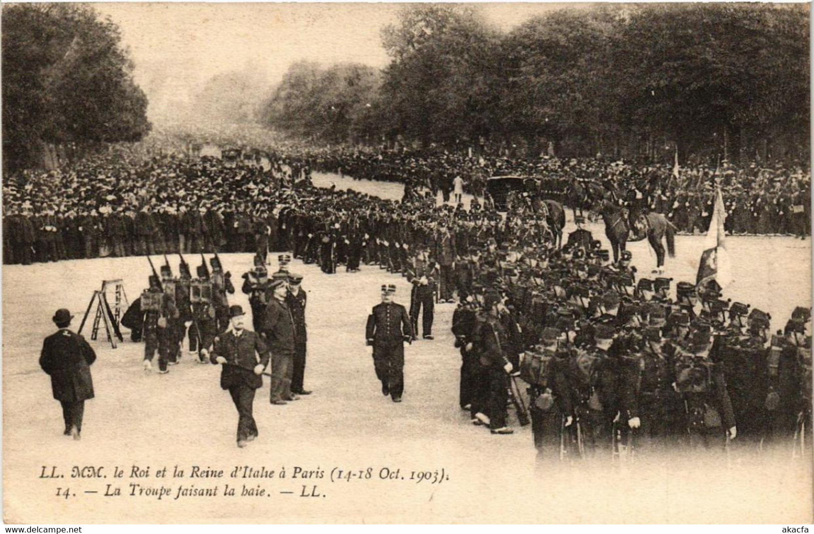 CPA PARIS LL.MM. Le Roi Et La Reine D'Italie. La Troupe (563000) - Receptions