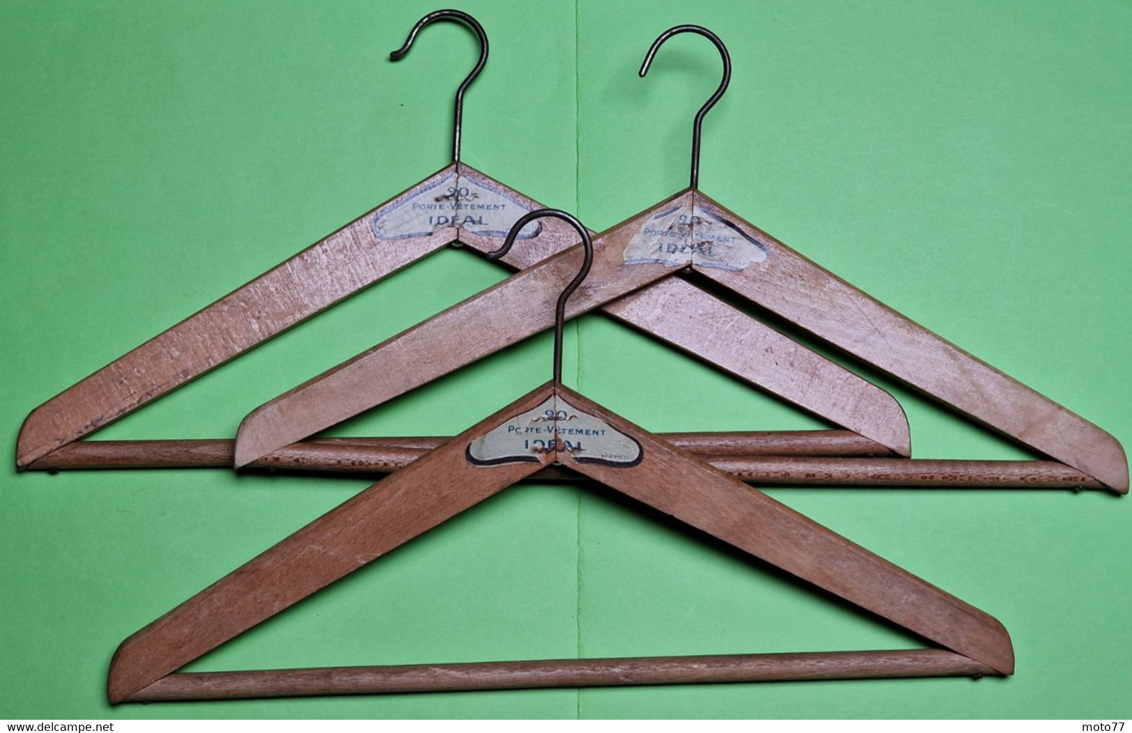 Lot 3 Anciens PORTE MANTEAUX En Bois - Double Support - Étiquettes Porte Vêtement IDEAL - Vers 1940 1950 - Sonstige & Ohne Zuordnung