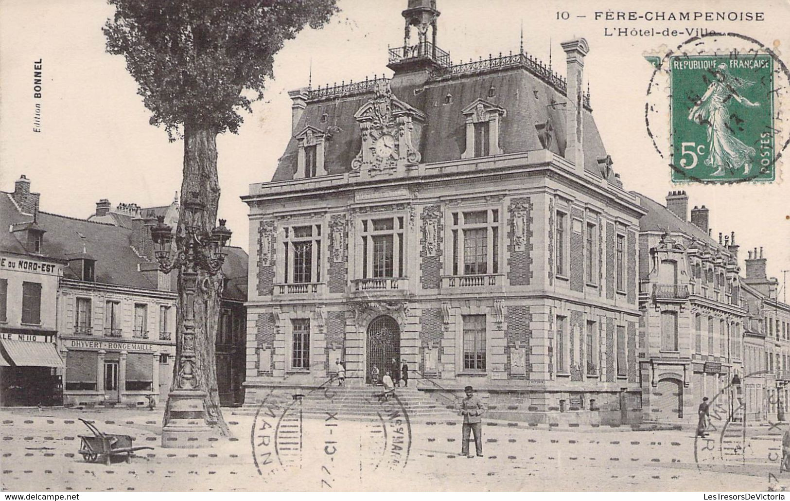 CPA France - 51 - FERE CHAMPENOISE - L'Hôtel De Ville - Commerces - Animée - Edition BONNEL - Fère-Champenoise