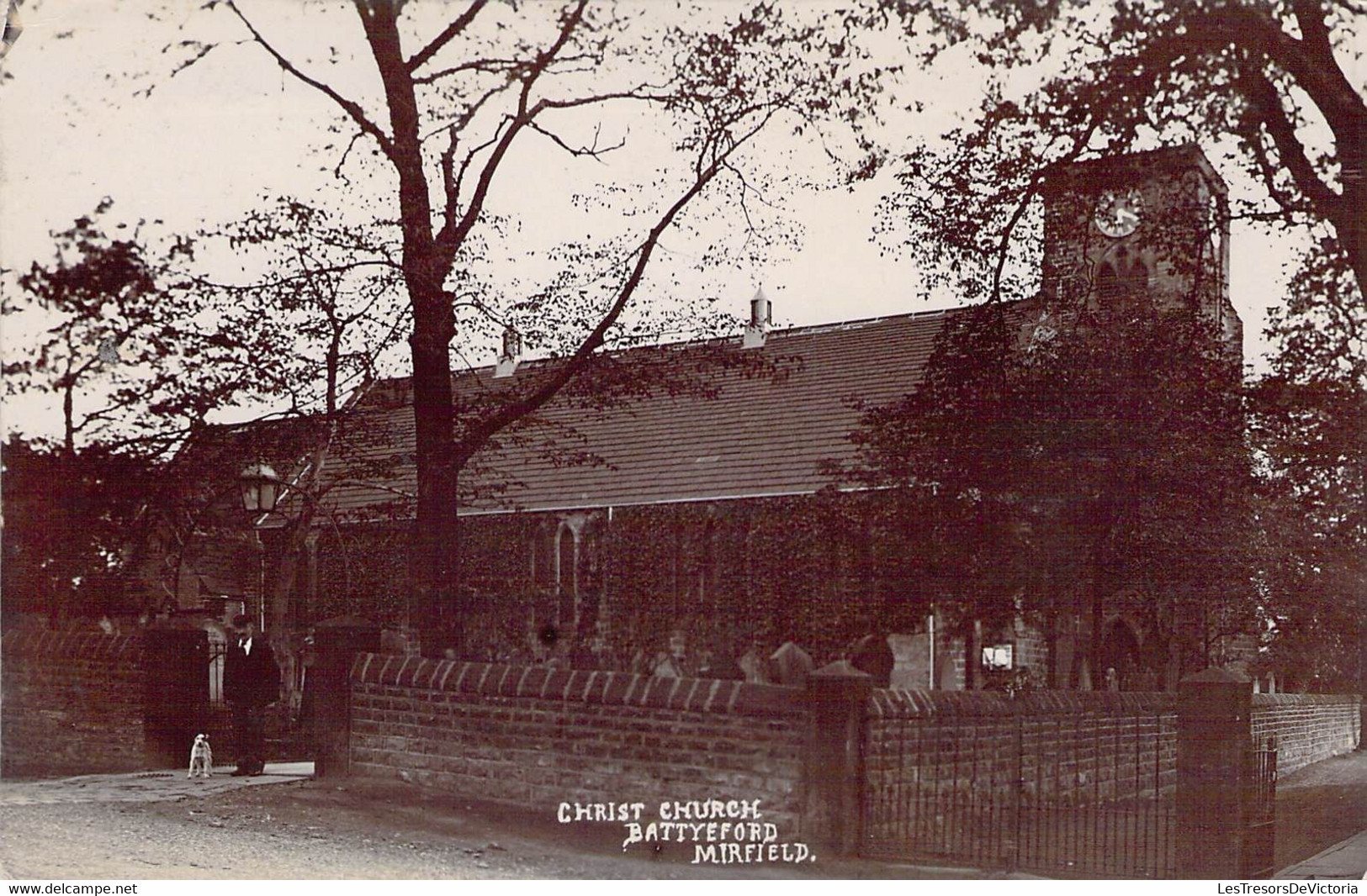 CPA - ANGLETERRE - Yorkshire - Christ Church - Battyeford Mirfield - Animé - Homme Et Son Chien - Andere & Zonder Classificatie