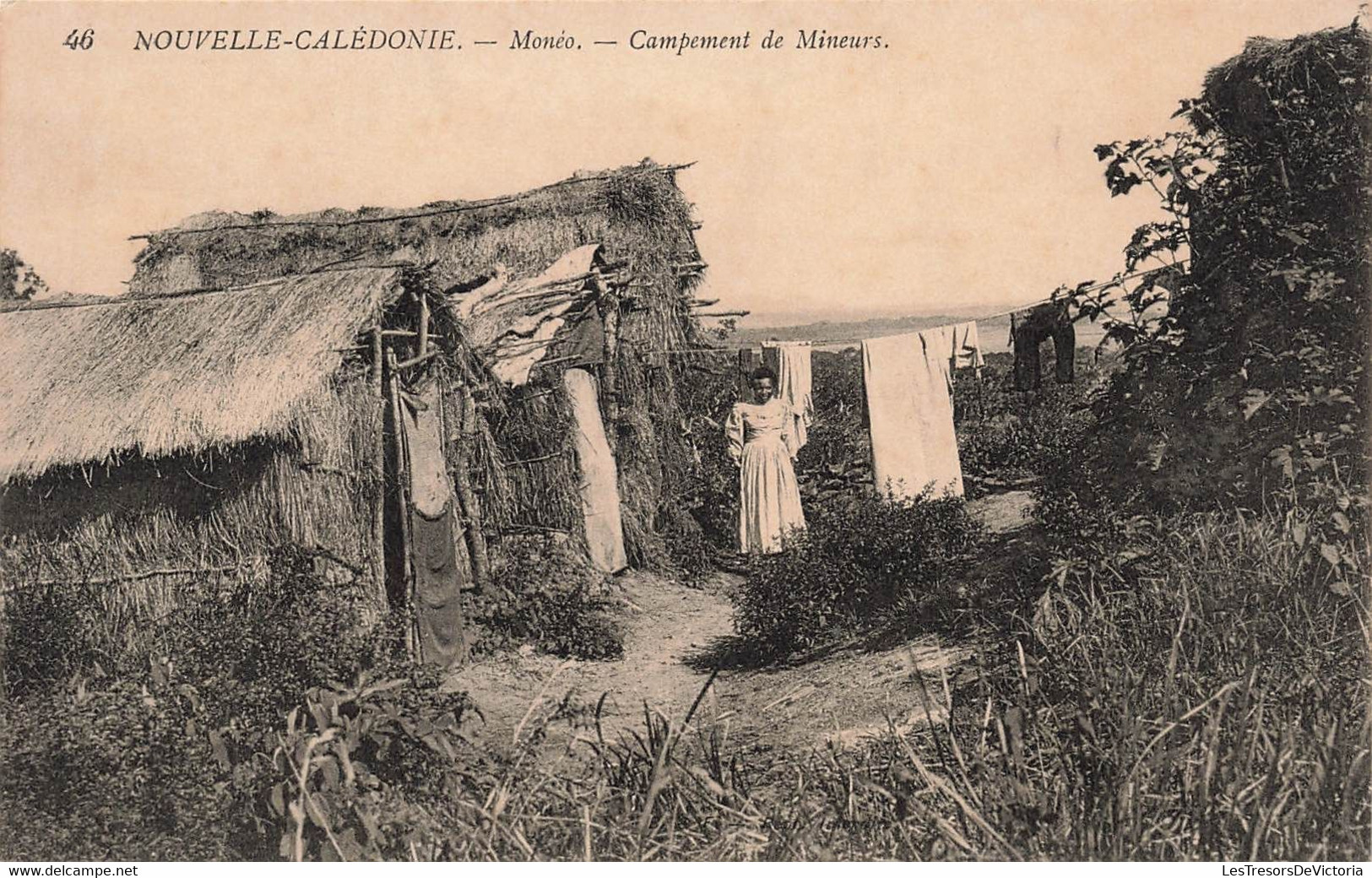 CPA NOUVELLE CALEDONIE - Moneo - Campement De Mineurs - Femme Qui Etend Son Linge - Nuova Caledonia