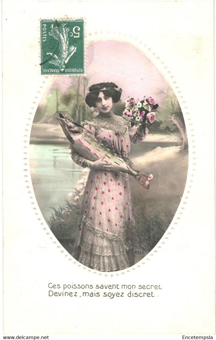 CPA  Carte Postale France 1er Avril Une Jeune Femme Et Son Grand Poisson: Ces Poissons Savent Mon Secret...VM58981 - 1er Avril - Poisson D'avril