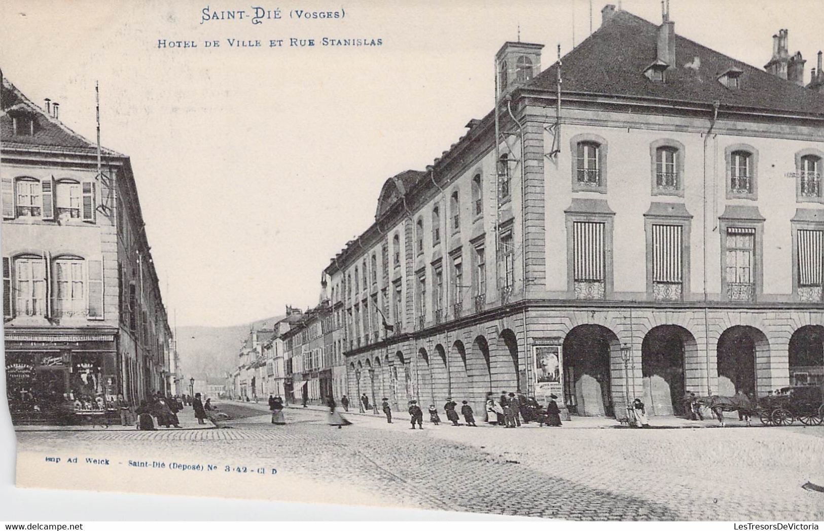 CPA FRANCE - 88 - SAINT DIE - Hôtel De Ville Et Rue Stanislas - Animée - Saint Die