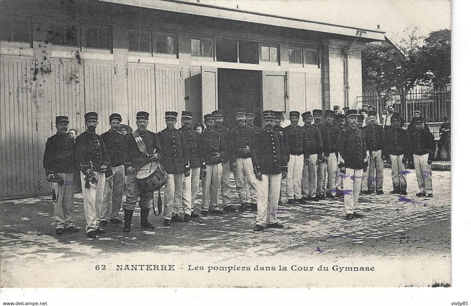 92 - NANTERRE - Belle Vue Animée Des Pompiers Dans La Cour Du Gymnase ( Tambour , Trompettes ) - Nanterre