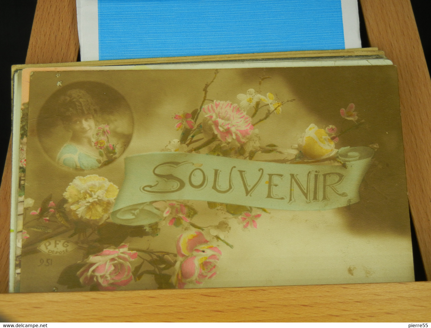 CPA FANTAISIE "SOUVENIR" SANS MENTION DE LIEU- FLEURS ET FEMME - ENVOYEE A AWANS - TBE - Awans