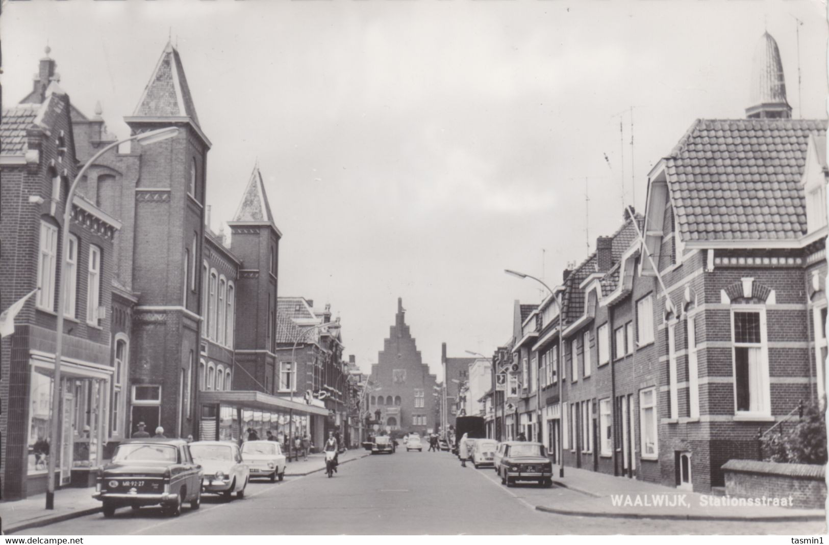 Waalwijk - Stationstraat Met Links Schoolgebouw (nu Van Dijk Mode) - Waalwijk
