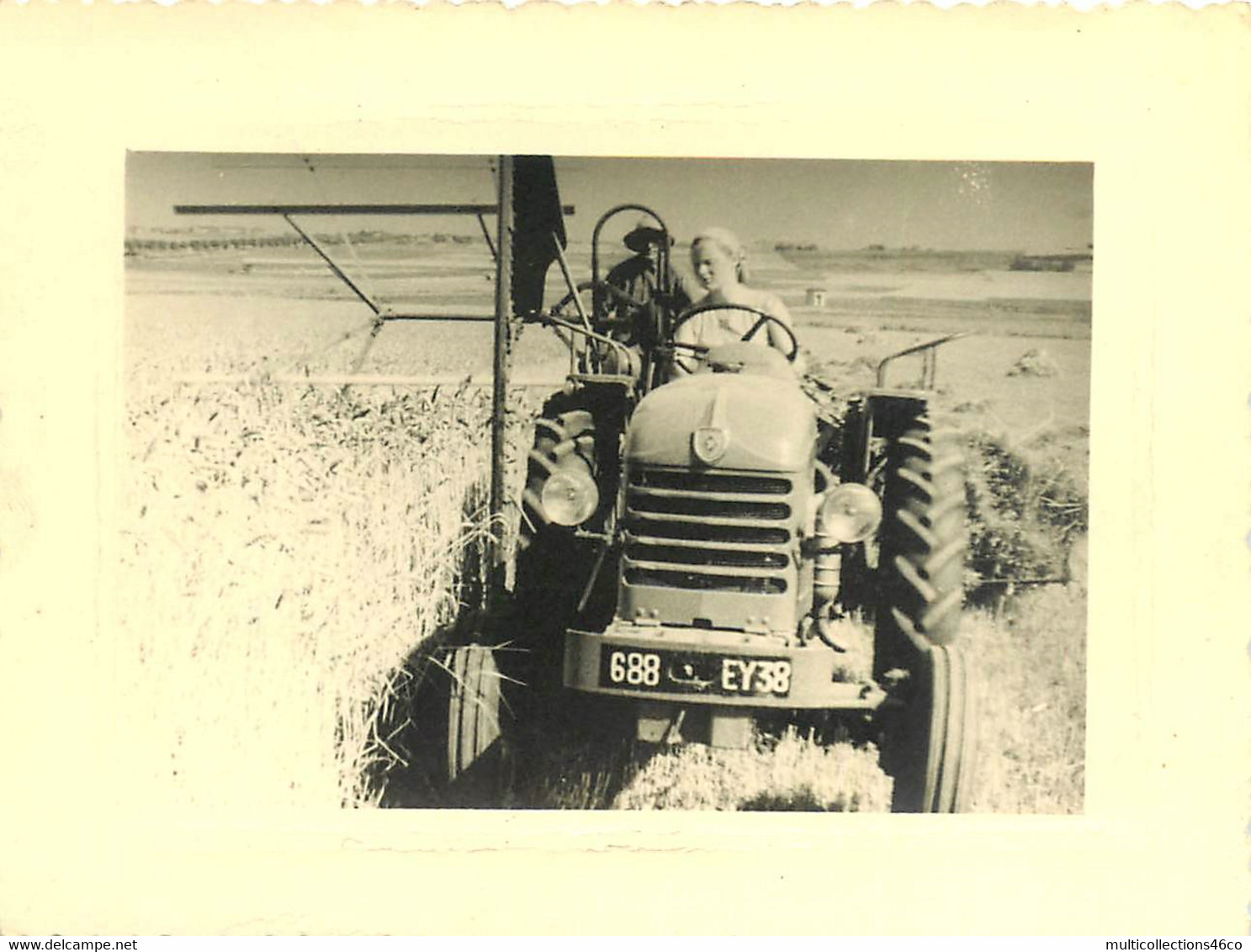 151122 - PHOTO ANCIENNE - TRACTEUR Immatriculé 688EY38 Agriculture Paysan Moisson Blé - Tractors