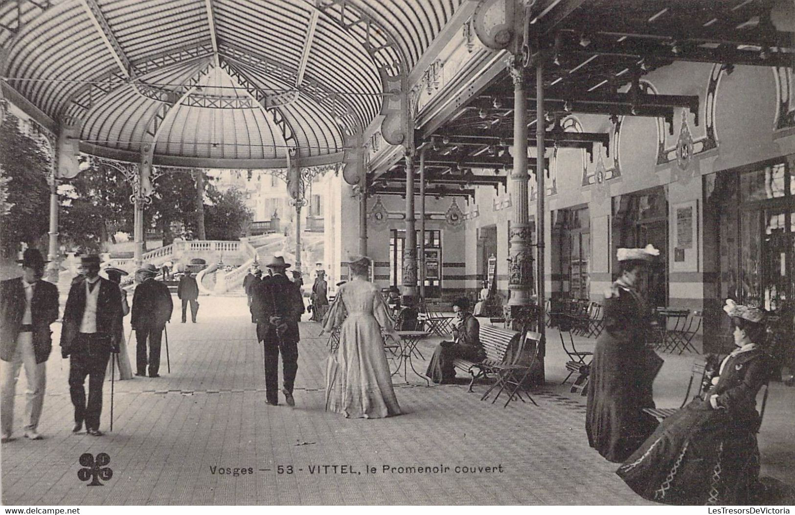 CPA FRANCE - 88 - VITTEL - Le Promenoir Couvert - Animée - Contrexeville