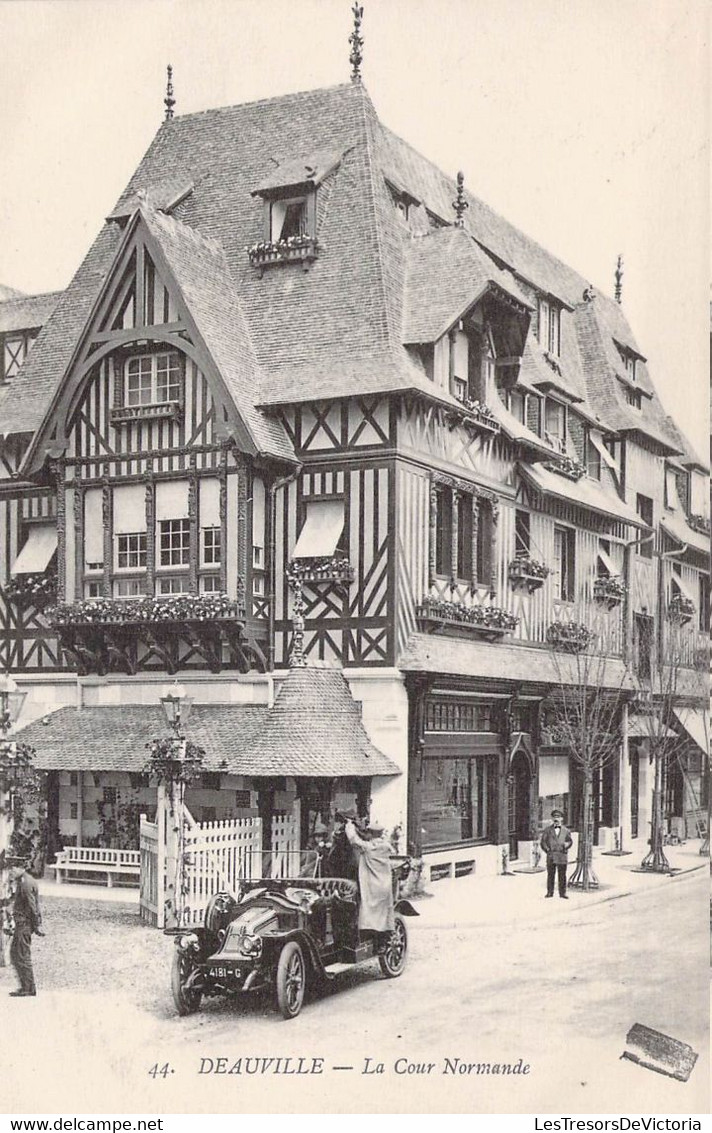 CPA - FRANCE - 14 - DEAUVILLE - La Cour Normande - VOITURE 44 - Deauville