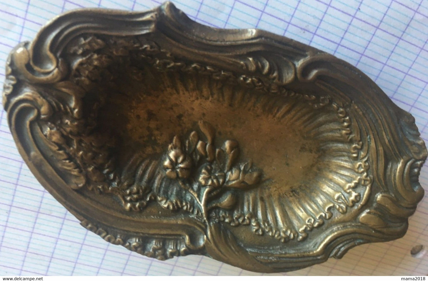 Vide Poche Ou Cendrier  Ancien  En Bronze  Doré  12 Cm  X 6.5 Cm X 2 Cm Décor Floral - Brons