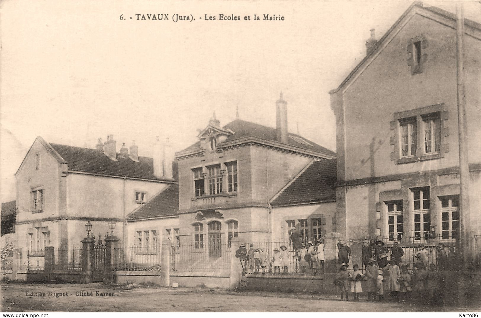 Tavaux * Vue Sur Les écoles Et La Mairie * Groupe Scolaire - Tavaux