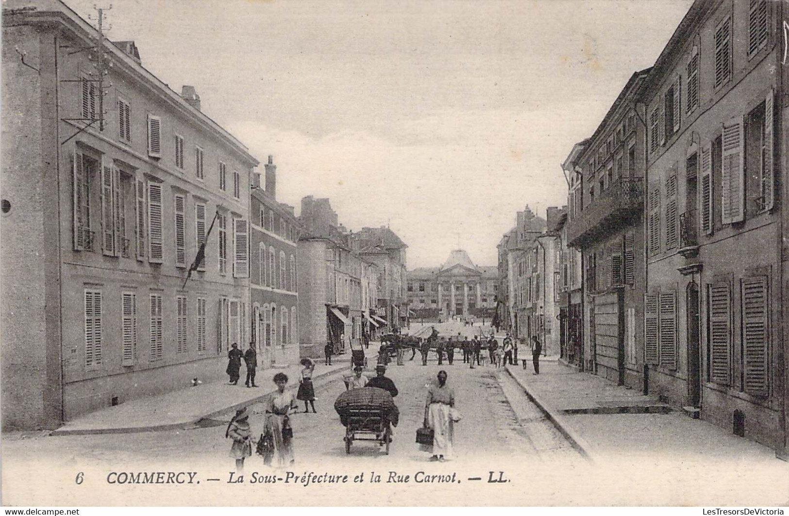 CPA - FRANCE - 55 - COMMERCY - La Sous-Préfecture Et La Rue Carnot - LL - Animée - Commercy