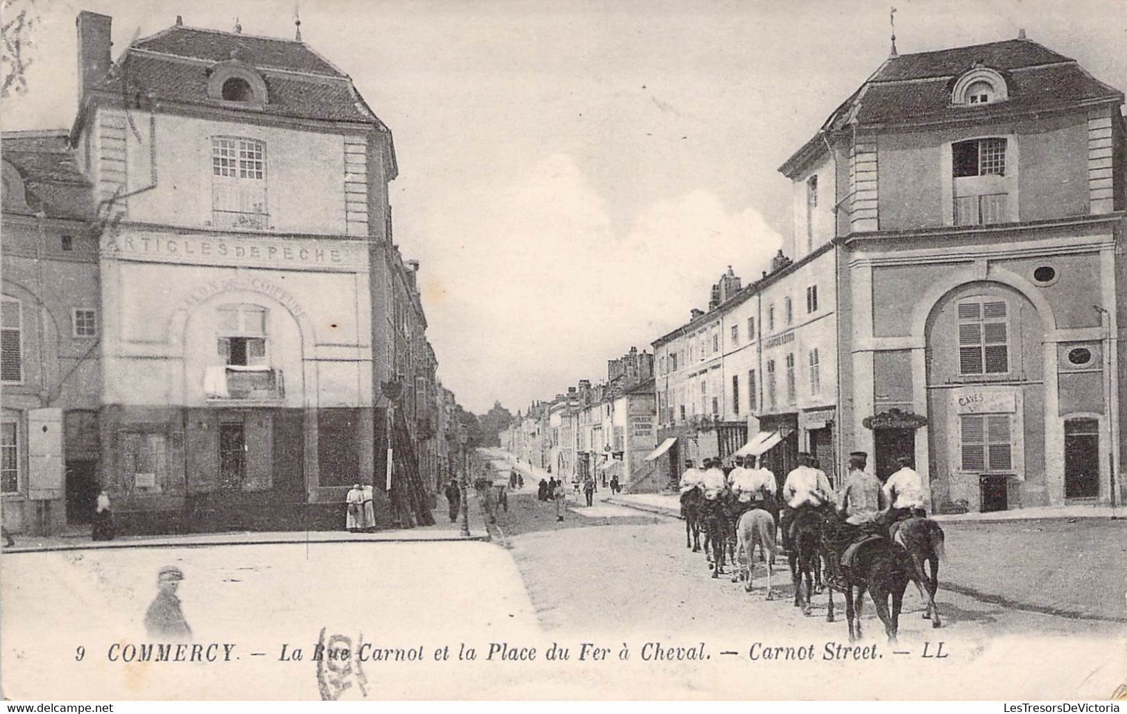 CPA - FRANCE - 55 - COMMERCY - La Rue Carnot Et La Place Du Fer à Cheval - Cavalerie - LL - Commercy