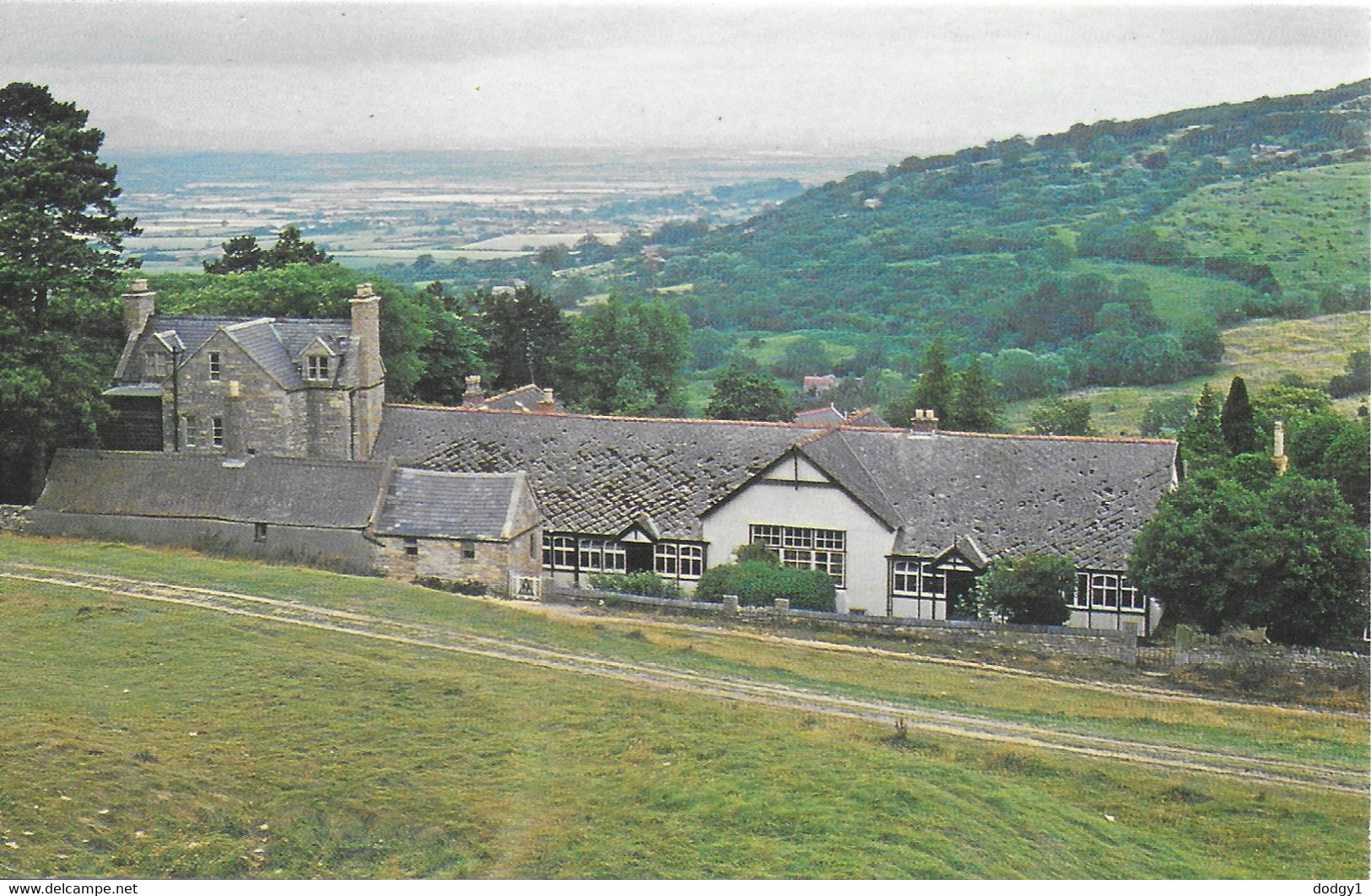 CLEEVE HILL YOUTH HOSTEL, CHELTENHAM, GLOUCESTERSHIRE, ENGLAND. UNUSED POSTCARD  Ty1 - Cheltenham