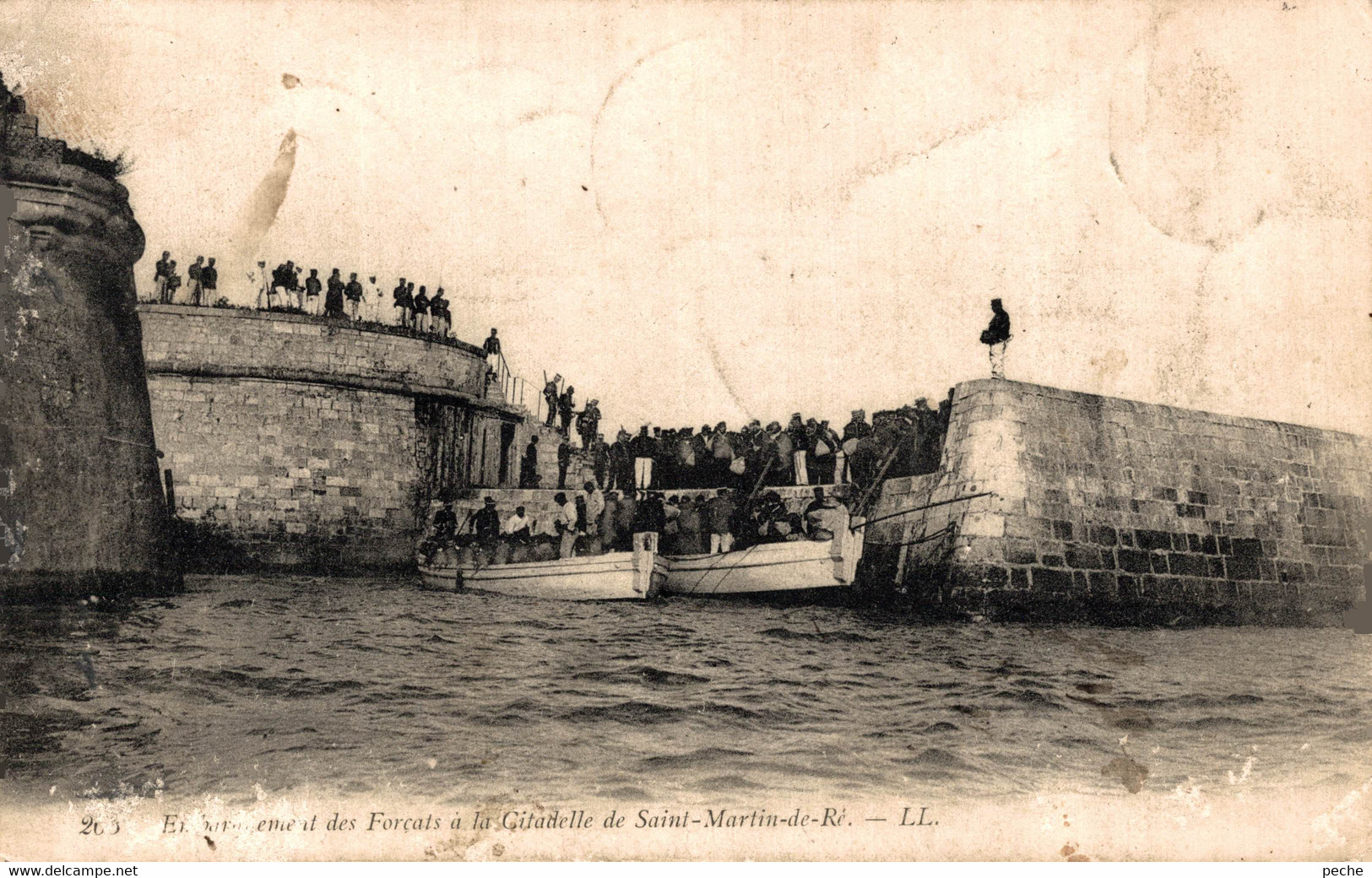 N°100061 -cpa Embarquement Des Forçats à La Citadelle De St Martin De Ré - Bagne & Bagnards