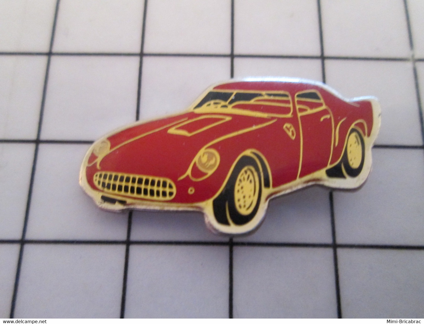 510f Pin's Pins / Beau Et Rare / THEME : AUTOMOBILES / PETITE FERRARI ROUGE ANNEES 60 70 - Ferrari