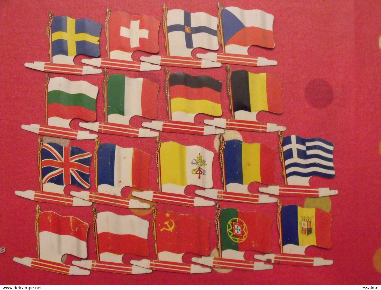 18 Plaquettes Drapeaux L'Alsacienne Drapeaurama Andorre Grèce Portugal Finlande Vatican URSS Monaco ... Drapeau. Lot 12 - Plaques En Tôle (après 1960)