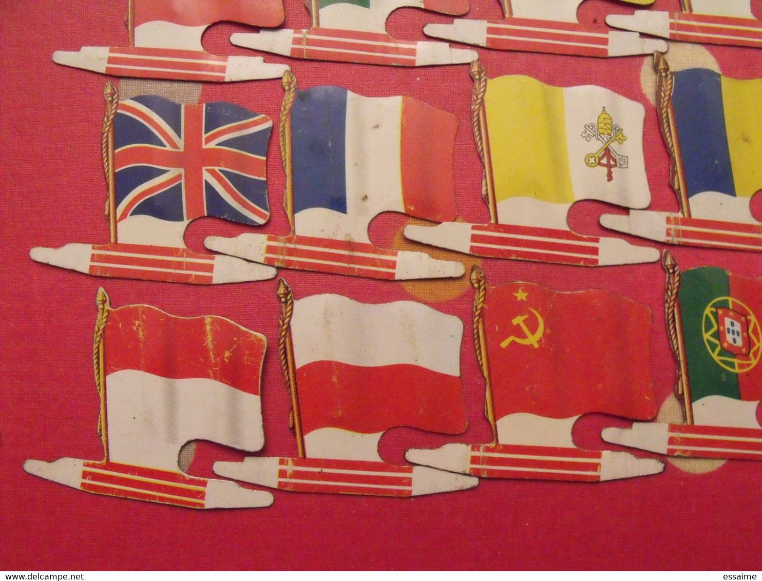 18 Plaquettes Drapeaux L'Alsacienne Drapeaurama Andorre Grèce Portugal Finlande Vatican URSS Monaco ... Drapeau. Lot 12 - Plaques En Tôle (après 1960)