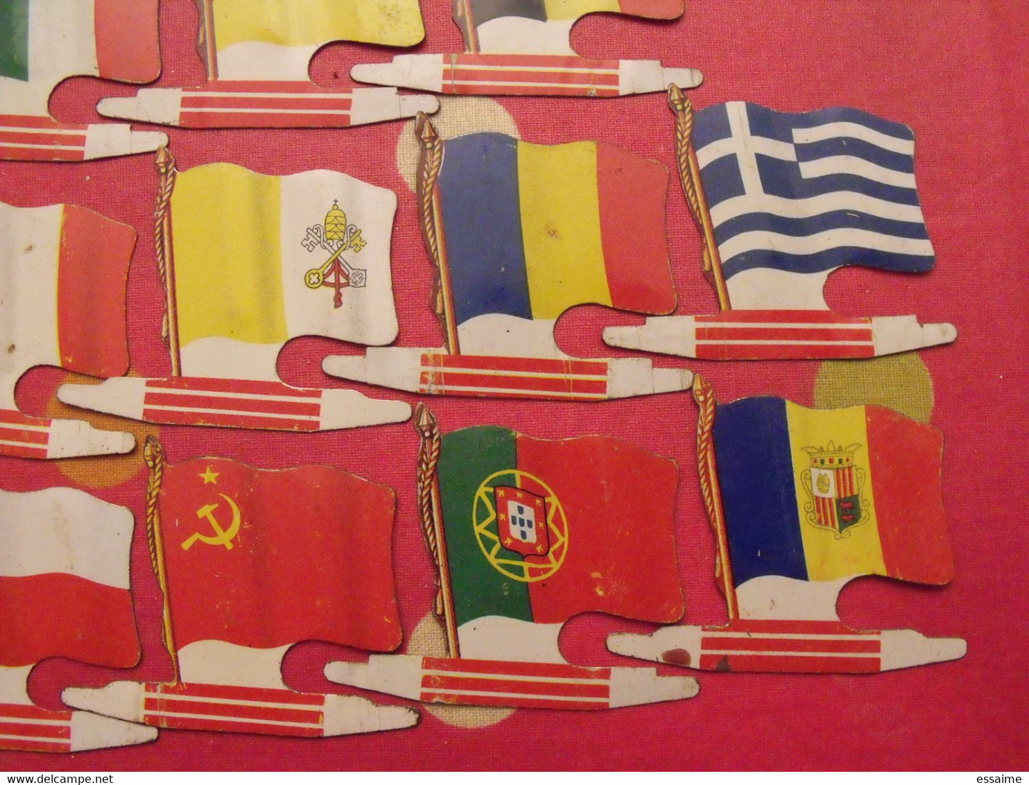 18 Plaquettes Drapeaux L'Alsacienne Drapeaurama Andorre Grèce Portugal Finlande Vatican URSS Monaco ... Drapeau. Lot 12 - Tin Signs (after1960)