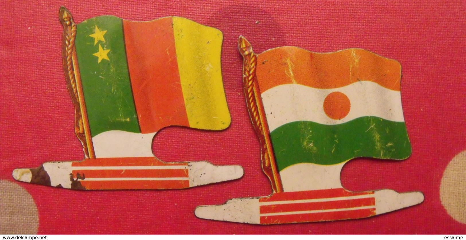 2 Plaquettes Drapeaux L'Alsacienne Afrique Cameroun Niger ... Drapeau. Lot 16 - Plaques En Tôle (après 1960)