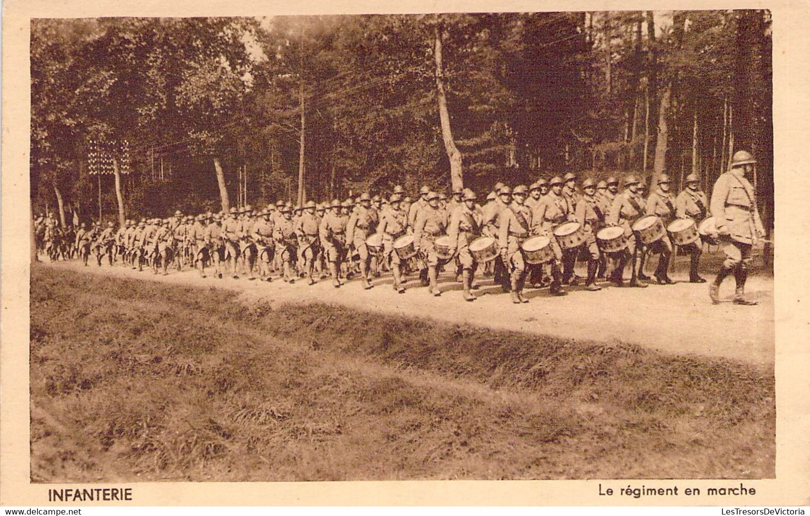 CPA Militaire - Manoeuvres - Infanterie - Le Régiment En Marche - Animée - Tambour - Impr. D'Art Helias - Manovre