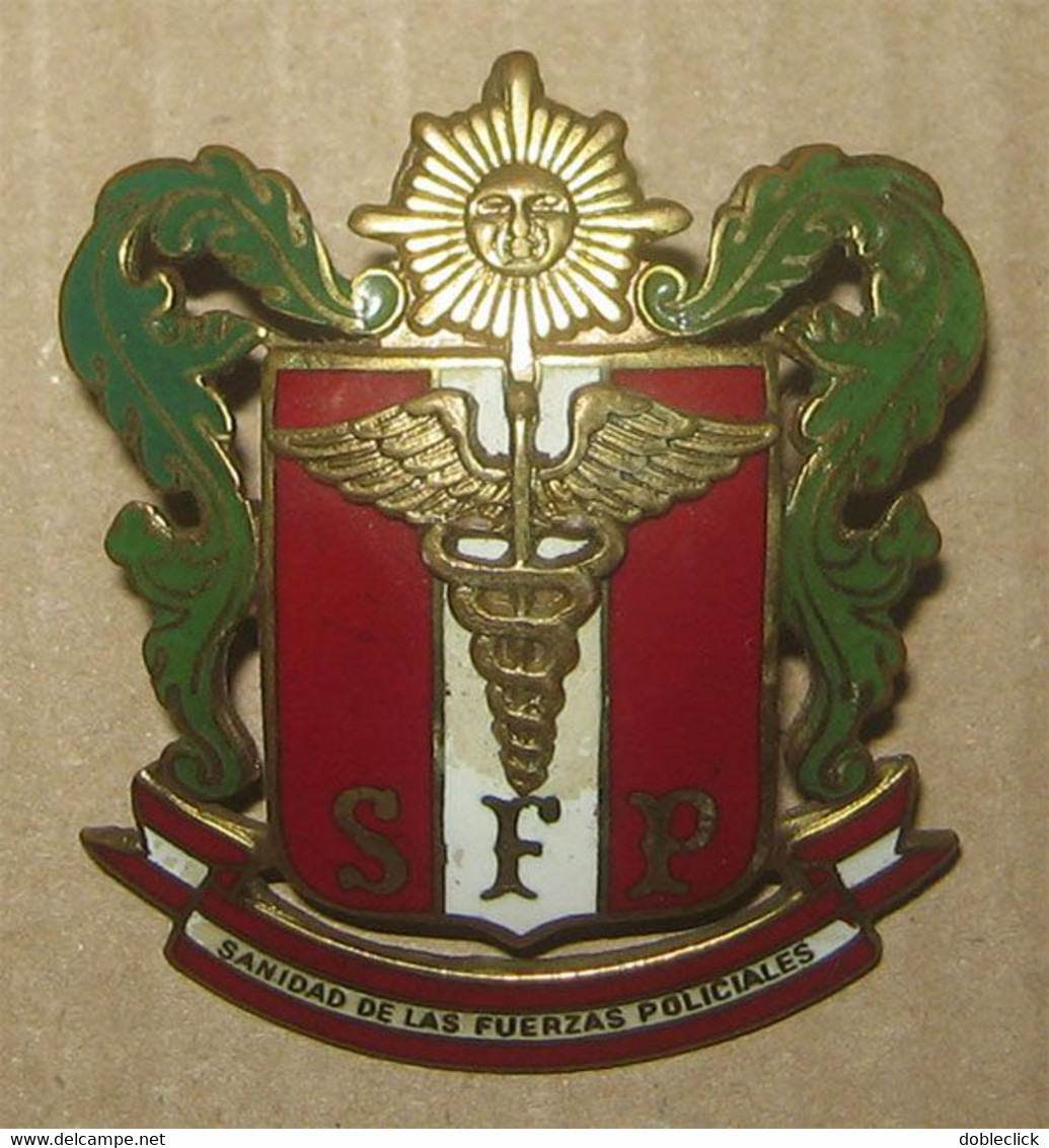 PERU - OBSOLETE POLICE HEALTH SERVICES HAT CAP BADGE - Ca. 1970 - Services Médicaux