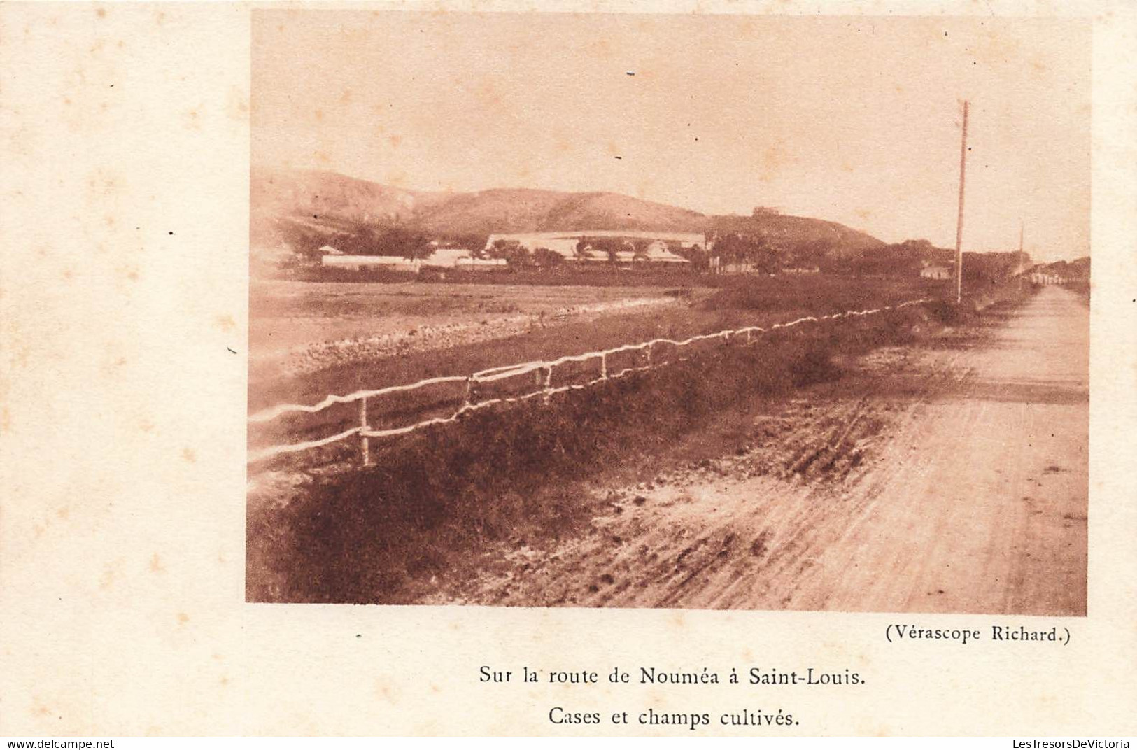 CPA NOUVELLE CALEDONIE - Verascope Richard - Sur La Route De Nouméa A Saint Louis - Cases Et Champs Cultivés - Nouvelle-Calédonie