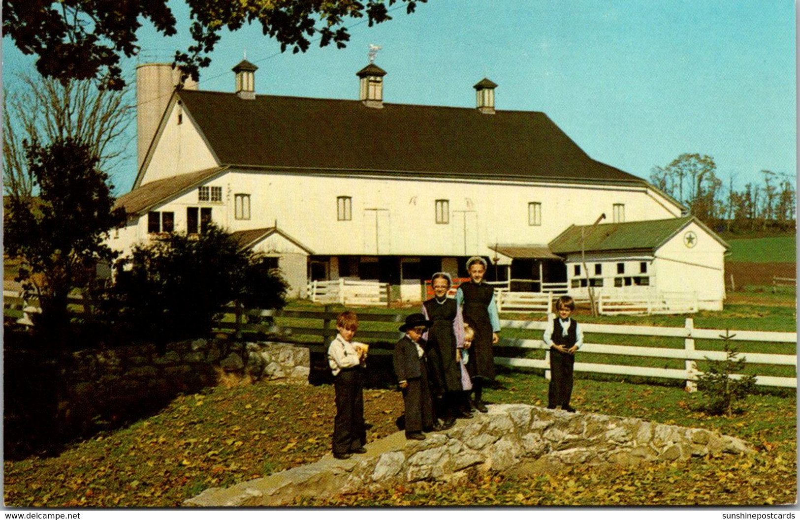 Pennsylvania Amish Children And Hex Barn Between Intercourse And White Horse - Lancaster