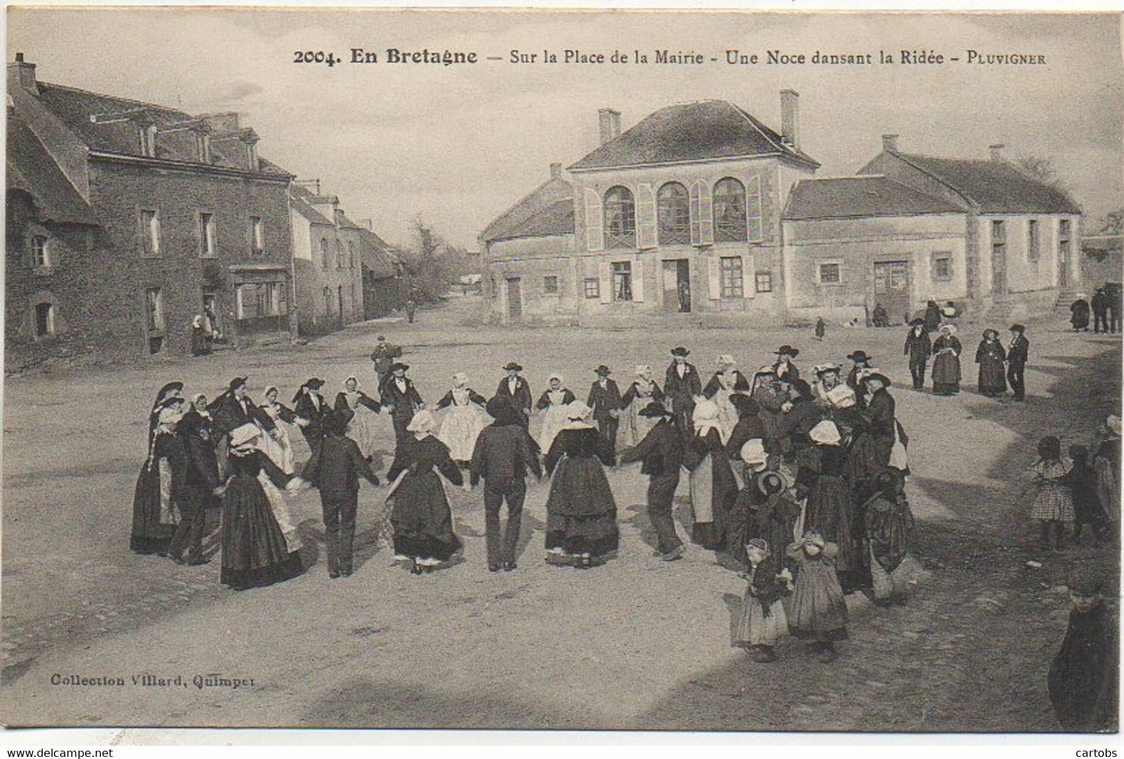 56 PLUVIGNER  Sur La Place De La Mairie - Une Noce Dansant La Ridée - Pluvigner