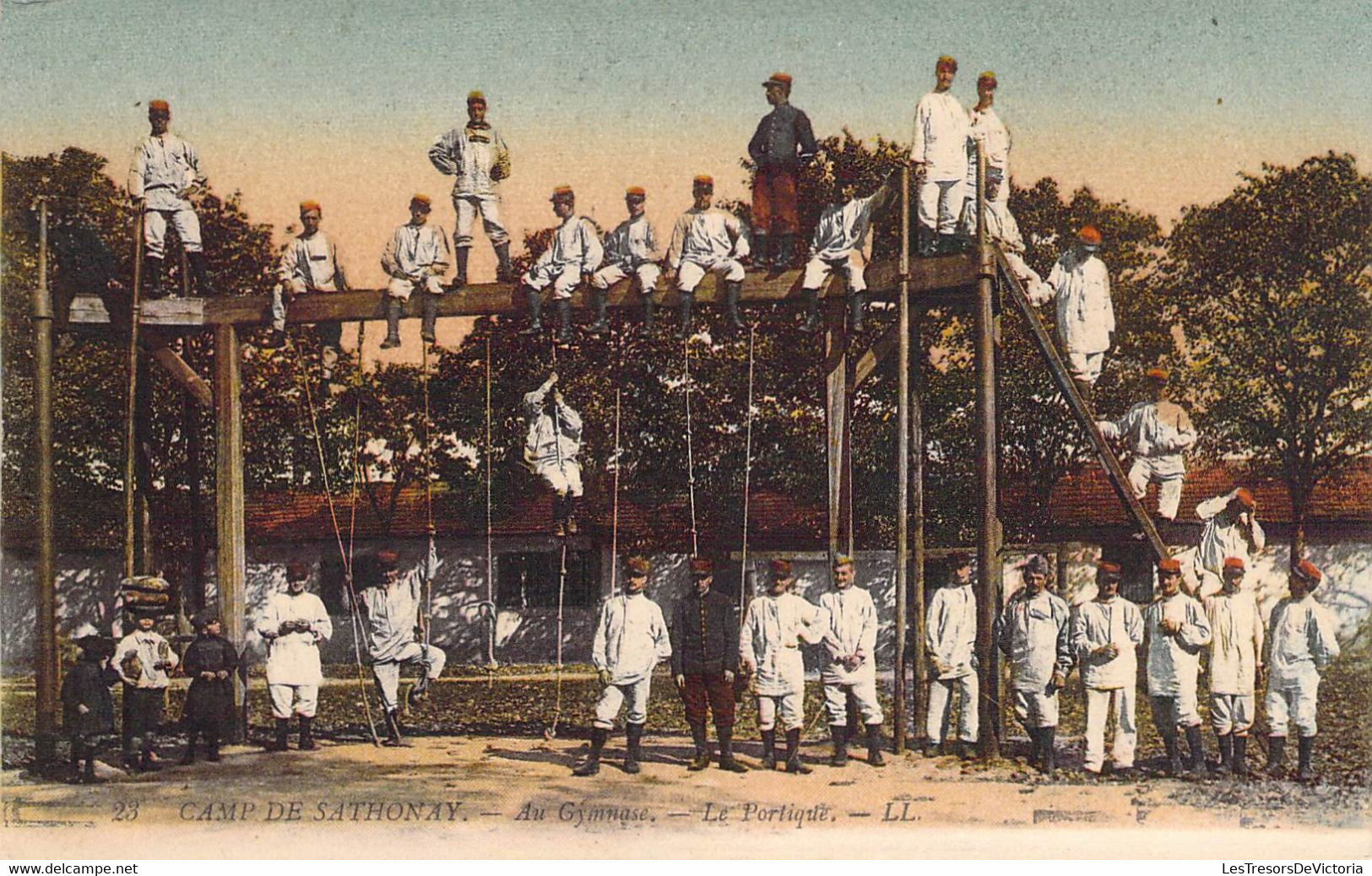 CPA France - Rhône - Camp De Sathonay - Au Gymnase - Le Portique - L. L. - Colorisée - Militaire - Animée - Andere & Zonder Classificatie