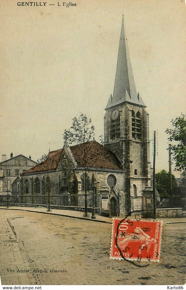 Gentilly * Rue Et Vue Sur L'église Du Village - Gentilly