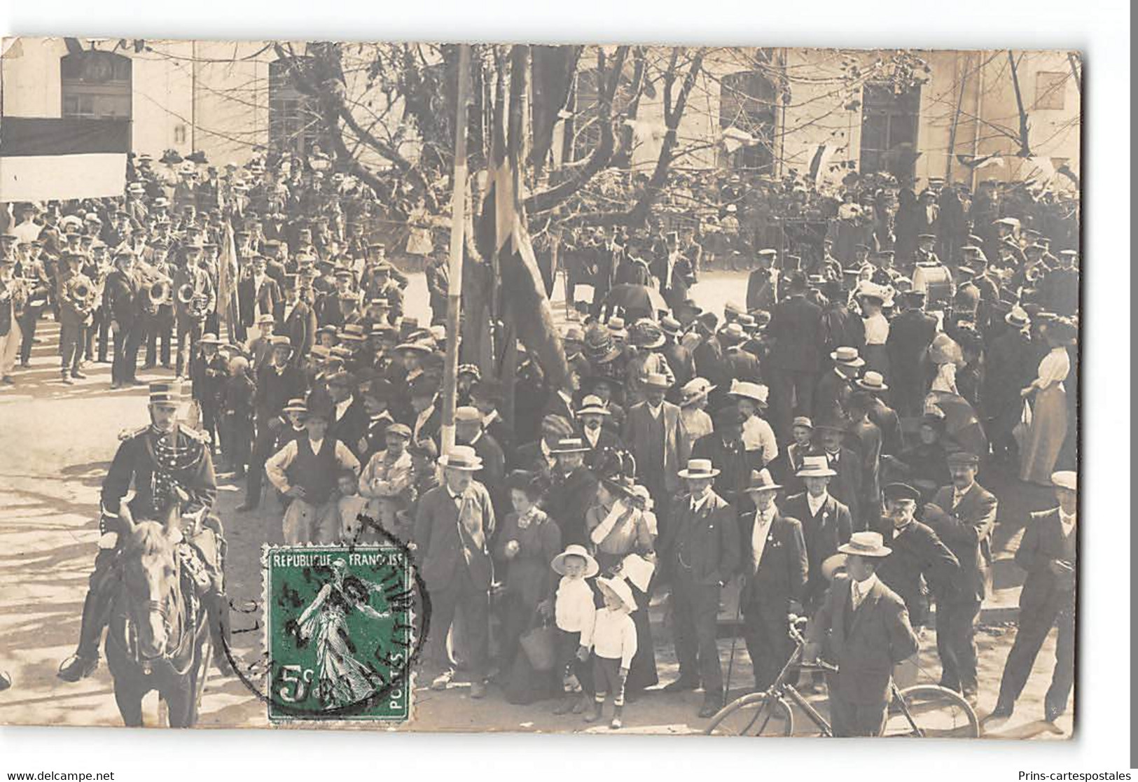 CPA 54 Longuyon Carte Photo Un Jour De Fête Devant La Gare - Longuyon