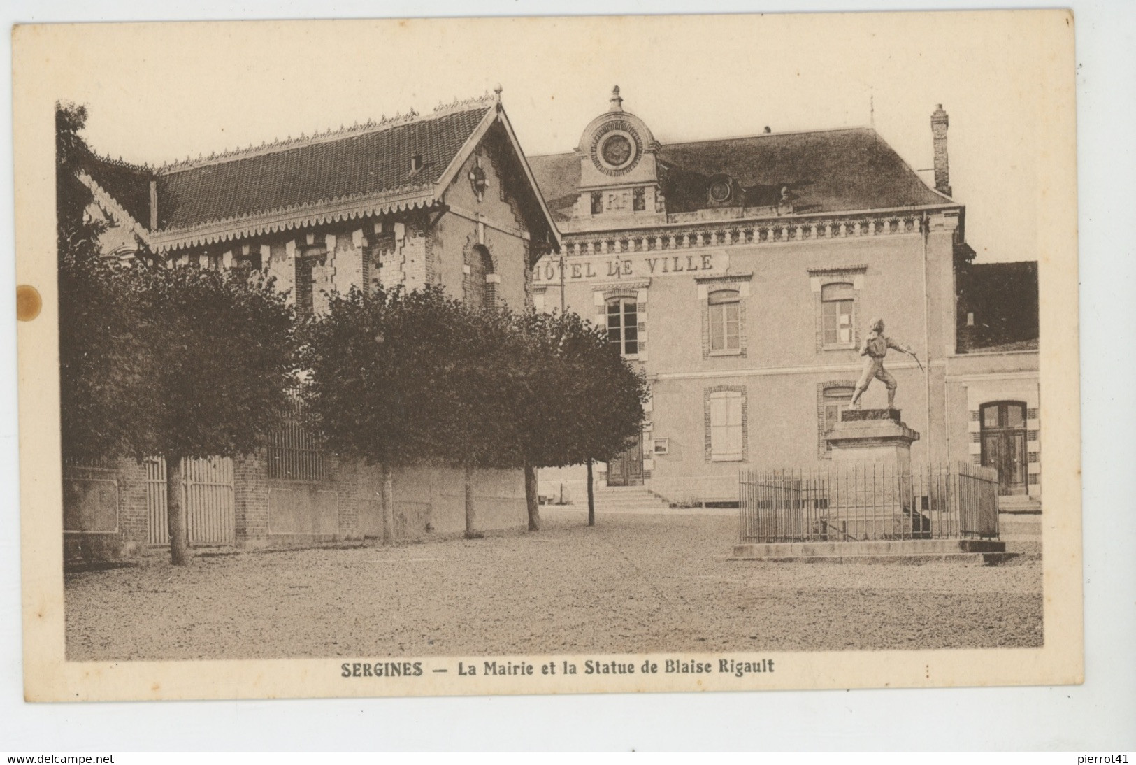 SERGINES - La Mairie Et La Statue De Blaise Rigault - Sergines